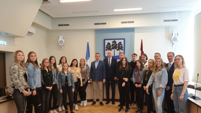 Ogres 1.vidusskolā viesojas jaunieši no Zviedrijas