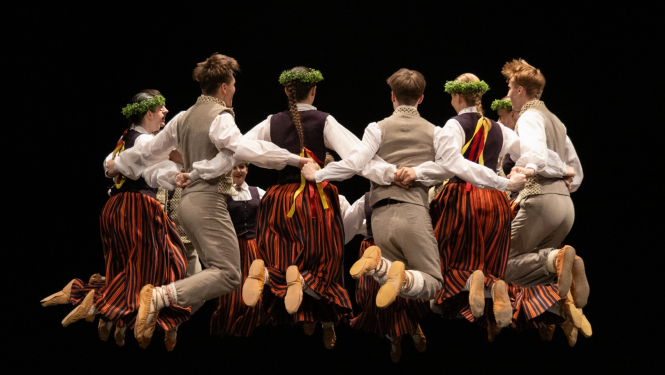 Ogres skolēni piedalās skolēnu tautas deju skatē