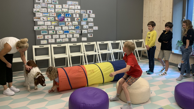 Skolēnu nometne 2023.gadā, suns ar bērniem