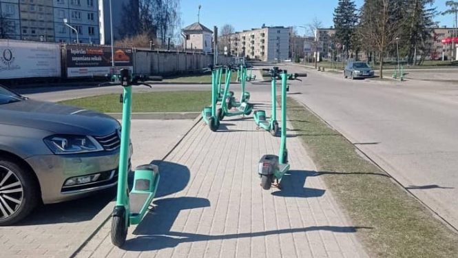 Skrejriteņi uz gājēju ietves