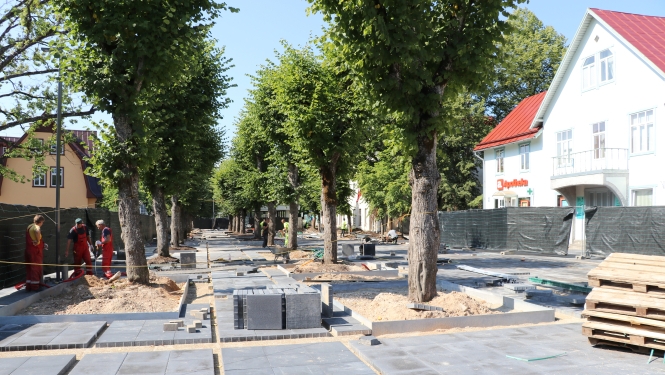 Skvēra pārbūves darbi turpinās