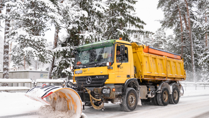 Sniega tīrītājs dzeltenā krāsā