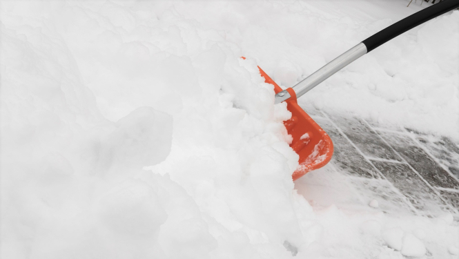 Notiek sniega tīrīšanas darbi daudzdzīvokļu dzīvojamo māju iekšpagalmos