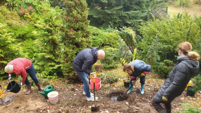 Pašvaldības darbinieki piedalās labiekārtošanas darbos Špakovska parkā