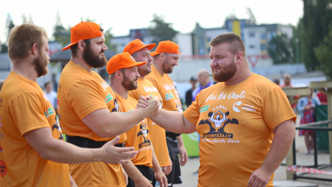 Spēkavīri piedalās spēka vīru sacensībās Ogrē