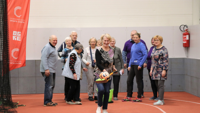 Ogres Invalīdu biedrības un Ogres Pensionāru biedrības aktīvie dalībnieki piedalās Sporta dienā