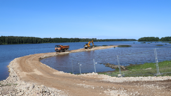Turpinās projekta “Novērst plūdu un krasta erozijas risku apdraudējumu Ogres pilsētas teritorijā, veicot vecā aizsargdambja pārbūvi un jauna aizsargmola (straumvirzes) būvniecību pie Ogres upes ietekas Daugavā” īstenošana