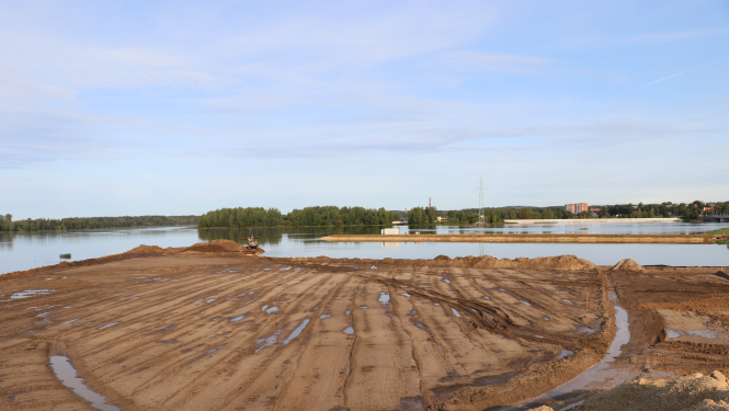 Turpinās aizsargmola (straumvirzes) izbūves darbi