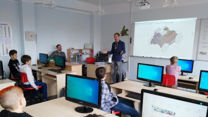 Suntažu vidusskolā darbojas tehnoloģiju pulciņš