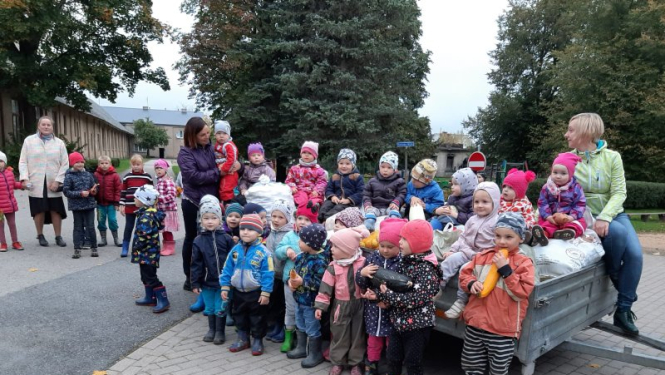 Suntažu vidusskolas audzēkņi sagādā kārumus zvēriem