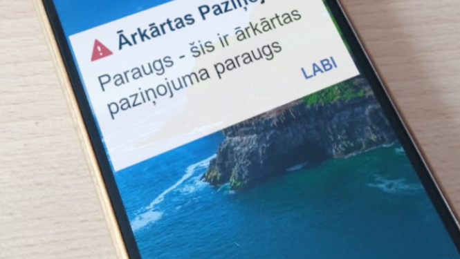 Ārkārtas paziņojuma paraugs uz telefona ekrāna. Latvijā ieviesta šūnu paziņojumu izsūtīšana jeb agrīnās brīdināšanas sistēma