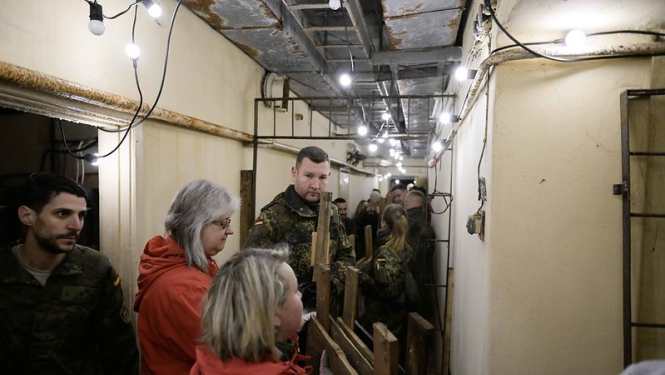 Cilvēki padod mantas talkas ietvaros 04.2024.