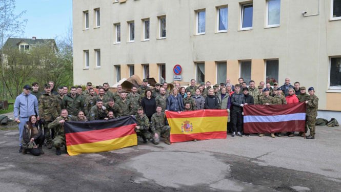 Talkas dalībnieki pie ēkas Ogrē, Indrānu ielā 14
