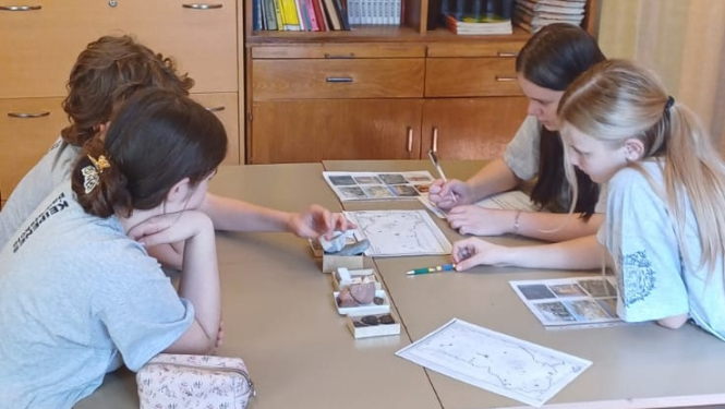 4 jaunieši pie risina uzdevumus