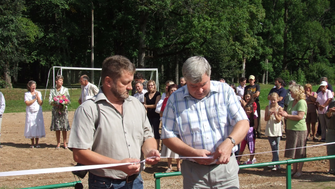 Neilgi pirms jaunā mācību gada, 25. augustā, Taurupes pagastā tika atklāts renovētais sporta laukums.