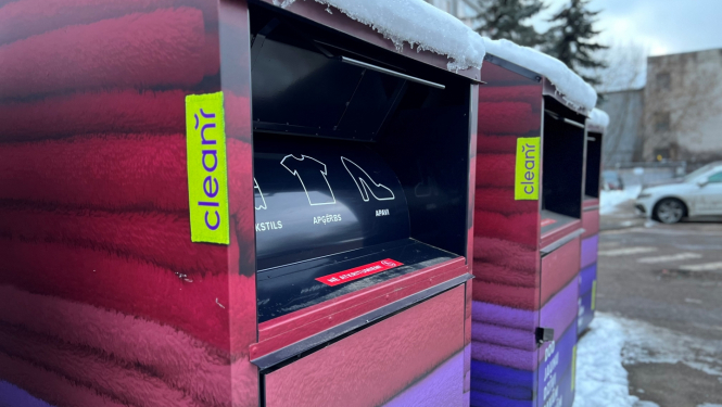 Trīs tekstila šķirošanas konteineri ziemā