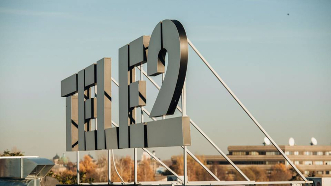 Tele2 uzraksts uz biroja ēkas jumta