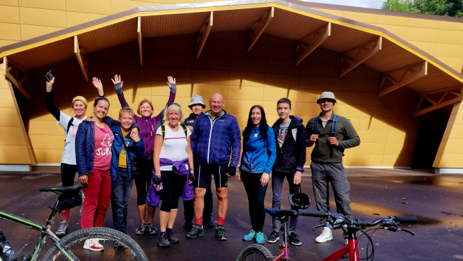 Dalībnieku kopbilde Jumpravas estrādē