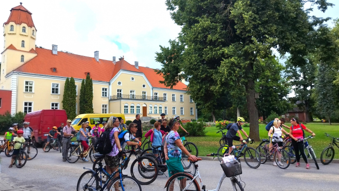 TIC organizētā velobrauciena dalībnieki Suntažu apkārtnē iepazīstas ar apskates objektiem