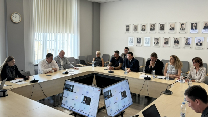 Pašvaldību, Satiksmes ministrijas un citu iestāžu pārstāvju sēž pie apaļā galda, diskusija 16.09.2024.