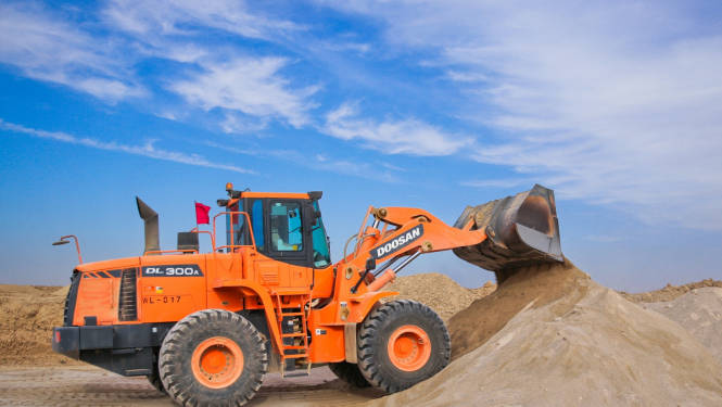 Traktors smilšu ieguves vietā