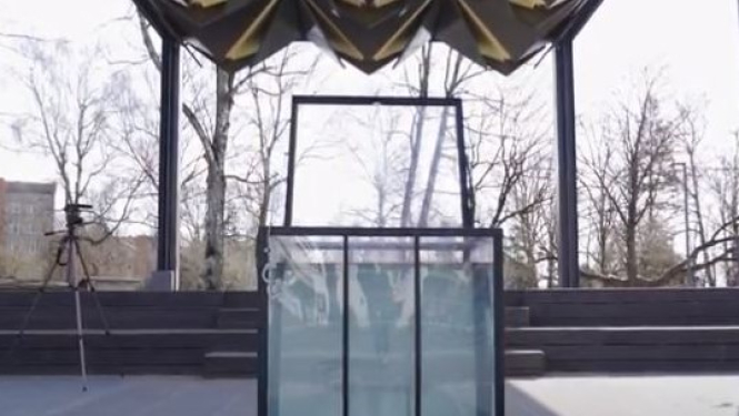 Iluzionists veic drosmīgu triku Ogres pilsētas skvērā