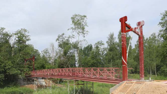 Meņģeles un Mazozolu pagastu pār upi trošu tilta būvniecība tuvojas noslēgumam