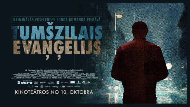 Afiša filmai "Tumšzilais evaņģēlijs". Cilvēks ar muguru stāv tumšajā diennakts laikā ar seju pret izgaismotu ielu