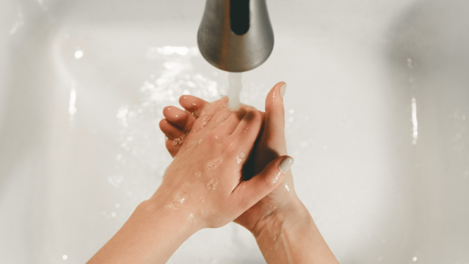 Tek ūdens un tiek mazgātas rokas