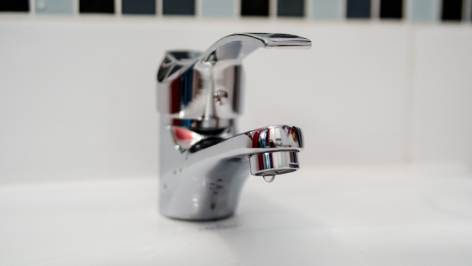 Pilošs ūdenskrāns izlietnē