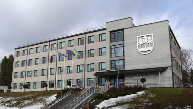 Pie Ogres novada pašvaldības ēkas pacelts Ukrainas karogs