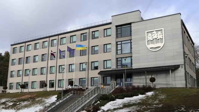 Pie Ogres novada pašvaldības ēkas pacelts Ukrainas karogs 