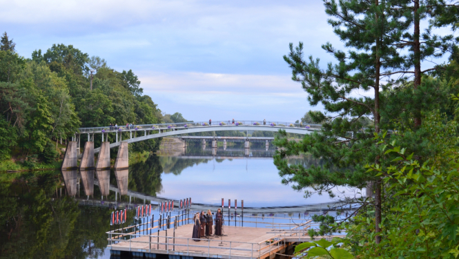 Ogres upe, Līkais tilts, koncertcikla "Upes vakari" skatuve