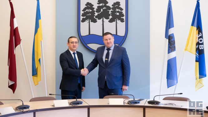 Uzbekistānas vēstnieks vizītes laikā Ogrē sarokojas ar Ogres novada pašvaldības domes piekšsēdētāju Egilu Helmani