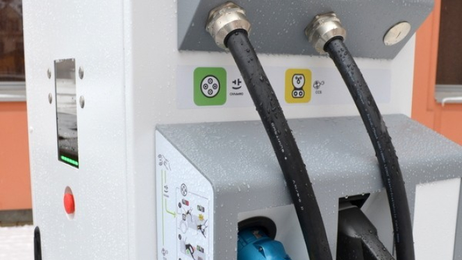 Ogrē uzstādīta Latvijā pirmā elektromobiļu ātrās uzlādes stacija