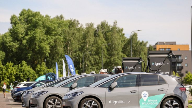 Vairāki pelēki elektromobiļi 