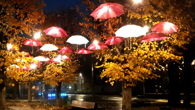 Ogre tērpusies svētku rotā