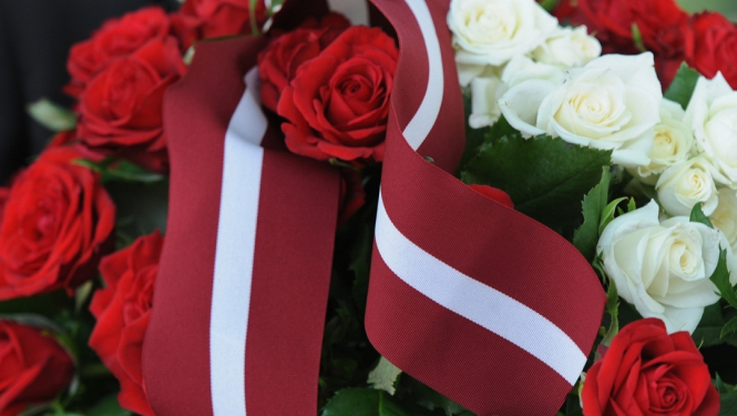 Ziedi un Latvijas karogs