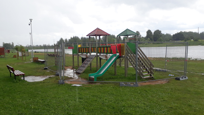 Uzsākti rotaļu laukuma pie Ogres vecupes atjaunošanas darbi