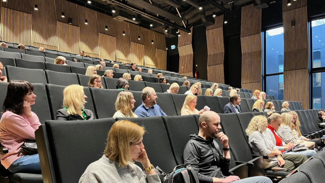 Ogres skolu skolēnu vecāki piedalās Izglītības pārvaldes organizētā konferencē