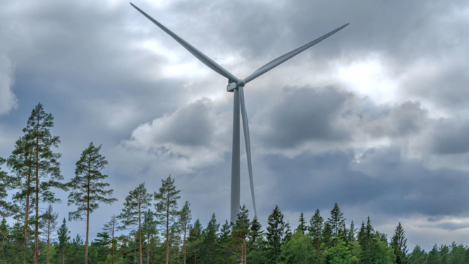 Vēja ģenerators augstu virs koku galotnēm