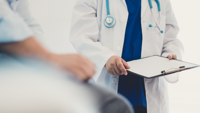 Ārsts ar pacienta kartiņu