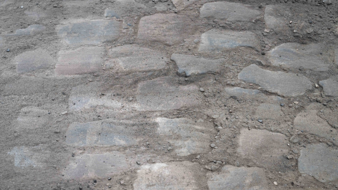 Atklāts vēsturiskais bruģis Neatkarības laukuma būvniecības laikā