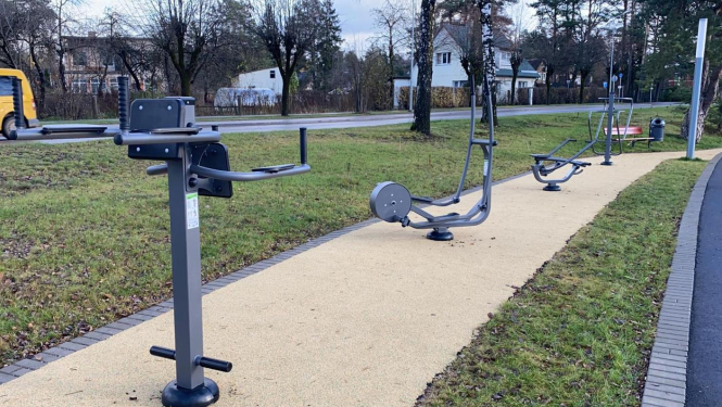 Blakus pastaigu celiņam pie Ogres upes tapusi “Vingruma pietura”