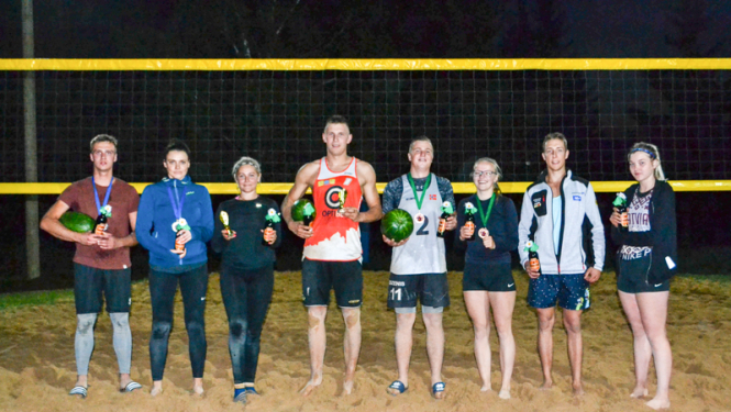 Madlienas nakts turnīrā cīnās 16 volejbolistu pāri