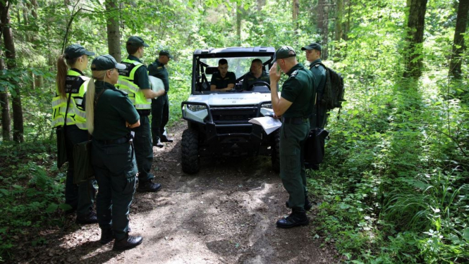Robežsardze stāv pie automašīnas; Valsts robežsardzes koledžas taktiskās mācības