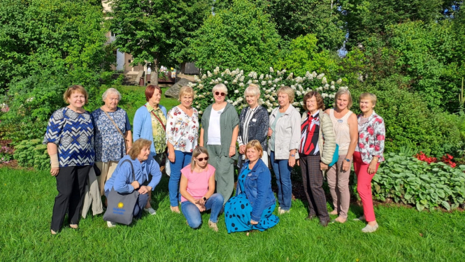 Projekta darba grupa pie atjaunotās puķu dobes