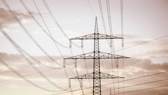 Augstsprieguma līnijas tornis ar vadiem