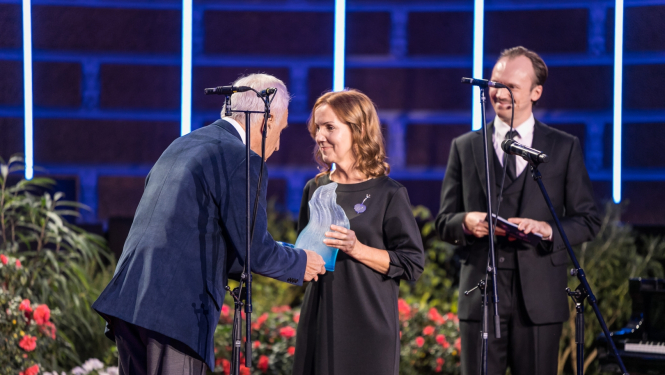 Ikšķiles vidusskolas skolotāja saņem balvu "Gada skolotājs 2024". 