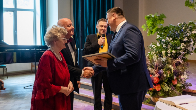 Pašvaldība godina Ogres novada Dimanta un Zelta kāzu jubilārus